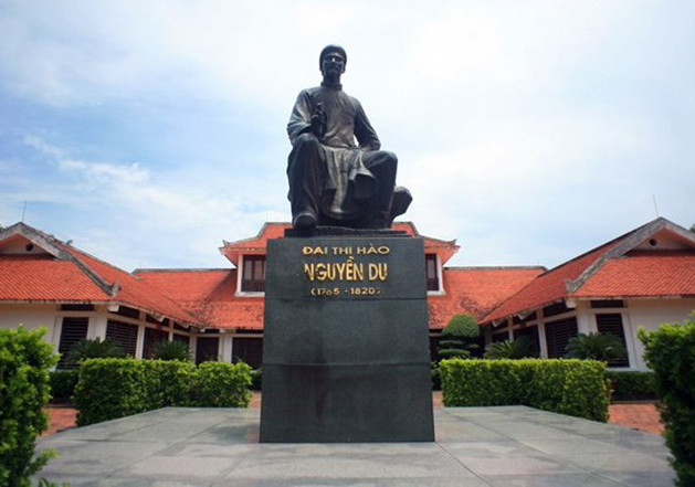 Nguyễn Du (1765-1820, tuổi Ất Dậu), là một nhà thơ nổi tiếng, nhà văn hóa lớn thời Lê mạt, Nguyễn sơ ở Việt Nam. Tác phẩm 