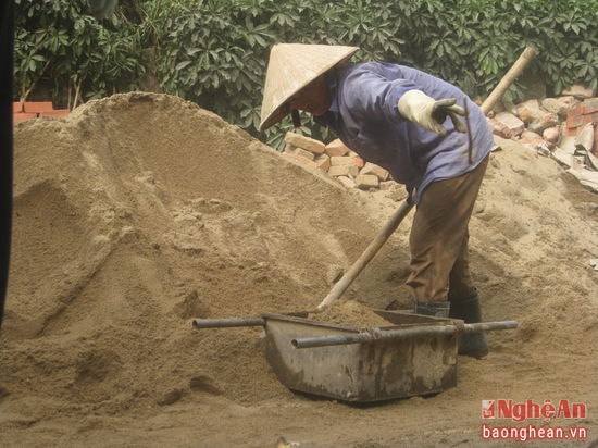 Chị Nguyễn Thị Sen (35 tuổi, xóm 15, xã Nghi Phong, huyện Nghi Lộc) là một trong những người chọn công việc phụ hồ vào thời gian nông nhàn. Chị thường theo chồng đi phụ hồ để kiếm thêm thu nhập. Đến nay, chị đã làm công việc phụ hồ được hơn 5 năm. Gia đình chị có 3 đứa con, lại phải nuôi thêm cha mẹ già yếu nên ngoài việc đồng áng, chị Sen phải tìm mọi cách để tăng thu nhập bằng việc đi phụ xây. 