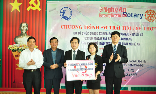 Đại diện tổ chức từ thiện Hàn Quốc trao Biểu trưng tài trợ kinh phí cho Quỹ Bảo trợ trẻ em tỉnh Nghệ An