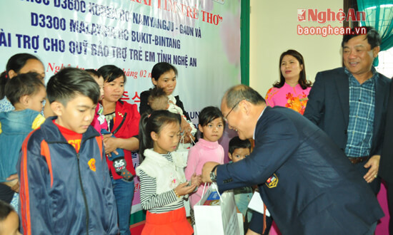 Đại diện Tổ chức Rotary D3600 Hàn Quốc tặng quà cho trẻ được phẫu thuật tim thành công năm 2016