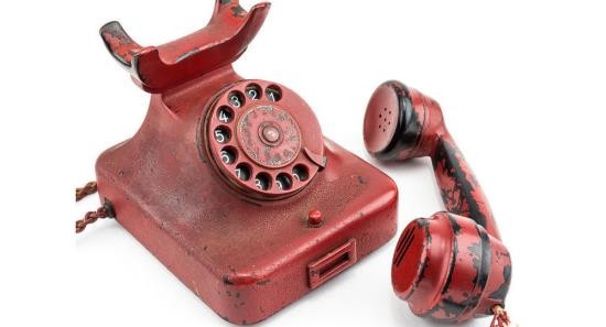 Chiếc điện thoại đỏ của trùm phát xít Hitler.