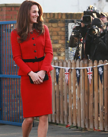 Công nương Anh mặc bộ váy đỏ  khai mạc Tuần Sức khỏe Tâm thần Trẻ em tại London sáng qua. 