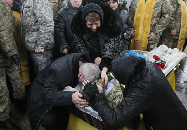 Người thân khóc trong lễ tang tại thủ đô Kiev của một binh sĩ chính phủ Ukraine, người thiệt mạng do cuộc xung đột ở miền Đông. (Ảnh: Reuters)