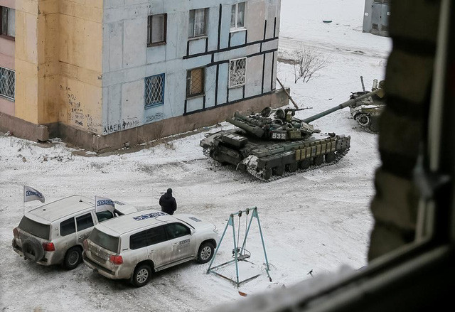 Các xe tăng của lực lượng cũng xuất hiện tại các khu dân cư ở thị trấn Avdiyivka (Ảnh: Reuters)