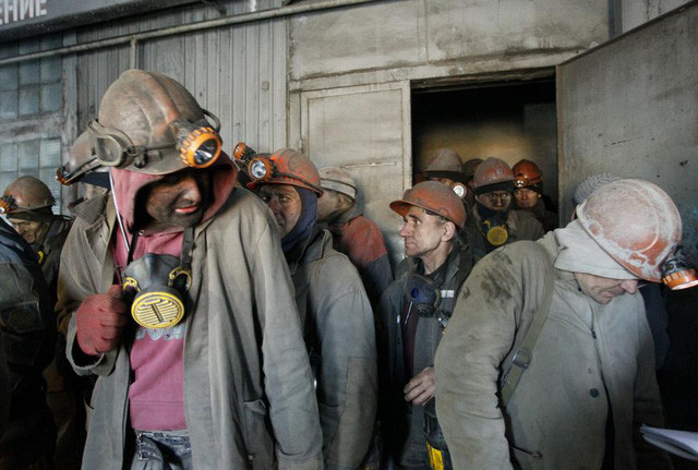 Các thợ mỏ được sơ tán tại mỏ Zasyadko sau khi một trận nã pháo gây mất điện tại thành phố Donetsk. (Ảnh: Reuters)
