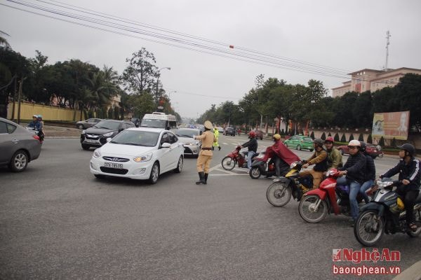 Người dân chấp hành nghiêm chỉnh sự điều khiển của cán bộ chiến sỹ CSGT. Ảnh: Cảnh Nam