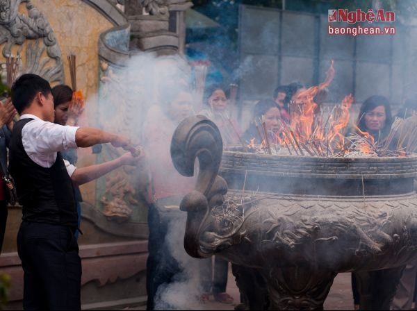 Hương khói nghi ngút đến ngẹt thở ở nhiều ngôi chùa, đền những ngày đầu Xuân. Ảnh: Chu Thanh