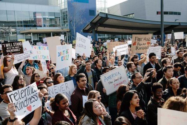 Cuộc biểu tình bên ngoài trụ sở Google tại California. Ảnh: New York Times