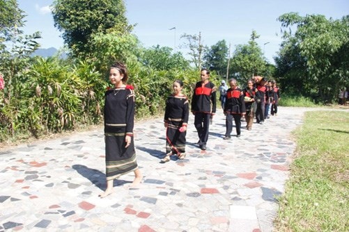 Lễ cưới người Ê Đê diễn ra trong hai ngày, bên nhà gái luôn đứng ra tổ chức. Sau đó, chú rể phải tòng thê (tức là phải theo và nghe lời vợ trong bất kỳ trường hợp nào). Sau lễ cưới, chàng trai phải theo về nhà vợ ở, con sinh ra cũng phải theo họ mẹ. Chú rể muốn về thăm cha mẹ cũng phải xin phép, mỗi lần người vợ ra khỏi nhà là người chồng phải chuẩn bị vật dụng cần thiết để đi theo vợ. Ảnh: Y Nguyên.