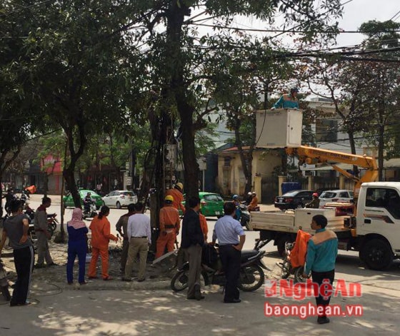 Cơ quan chức năng đang khắc phục sự cố. Ảnh: Thành Cường.