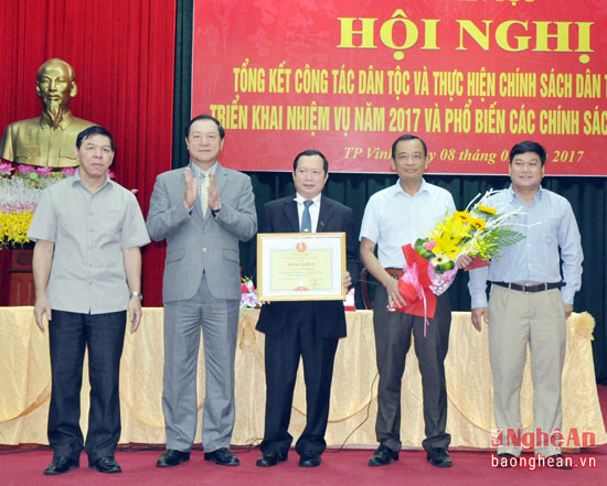 đồng chí Lê Minh Thông đã trao tặng Bằng khen của Bộ trưởng, Chủ nhiệm Uỷ ban Dân tộc cho đại diện Ban Dân tộc tỉnh. 