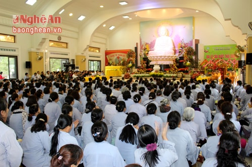 Hơn 600 thanh niên, học sinh, sinh viên ở Nghệ An, Hà Nội, Huế… về chùa làm công quả, phục vụ trong các ban hướng dẫn, hậu cần, bảo vệ… Ảnh: Huy Thư