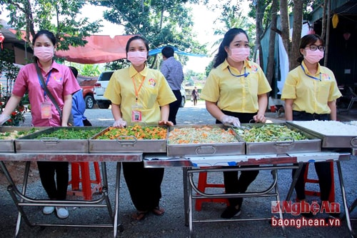 Hơn 600 thanh niên, học sinh, sinh viên ở Nghệ An, Hà Nội, Huế… về chùa làm công quả, phục vụ trong các ban hướng dẫn, hậu cần, bảo vệ… Ảnh: Huy Thư