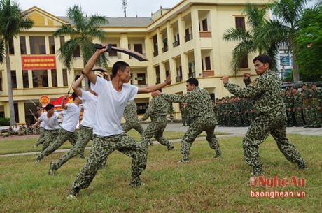 Đội trinh sát 20 thuộc Bộ chỉ huy quân sự tỉnh diễn tập phòng chống khủng bố. Ảnh: Phương Chi.