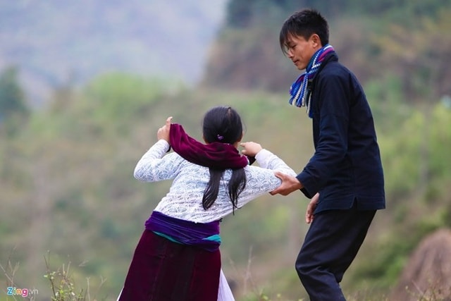 Một trong những nét văn hóa lâu đời và đặc trưng trong hôn nhân của dân tộc H’Mông là tục bắt vợ. Tập tục này là một giải pháp khá cho những đôi trai gái có tình ý với nhau nhưng còn gặp trở ngại từ phía gia đình. Khi chàng trai đã bắt được cô gái về nhà thì phía nhà gái bắt buộc phải đồng ý, hợp thức hóa chuyện yêu nhau và hôn nhân của đôi lứa. Ảnh: Zing.