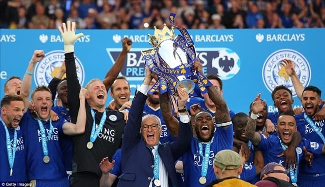 HLV Ranieri cùng các học trò viết nên “câu chuyện cổ tích” khi vô địch Premier League 2015 – 2016.  Ảnh: Internet.