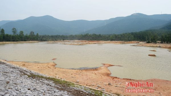 Việc nạo vét ở hồ Bà Hảo đang dở dang.