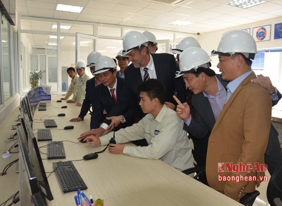  Nhà máy Mavin AustFeed  tại Khu kinh tế Đông Nam chuẩn bị khánh thành nhân dịp Hội nghị gặp mặt các nhà đầu tư xuân Đinh Dậu. Ảnh: Đồng chí Lê Ngọc Hoa - Phó Chủ tịch UBND tỉnh và ông David John Whithead - Chủ tịch Tập đoàn Mavin AustFeed  ấn nút khởi động tại Khu Điều hành của Công ty TNHH Mavin AustFeed Nghệ An. Ảnh: Thanh Lê.