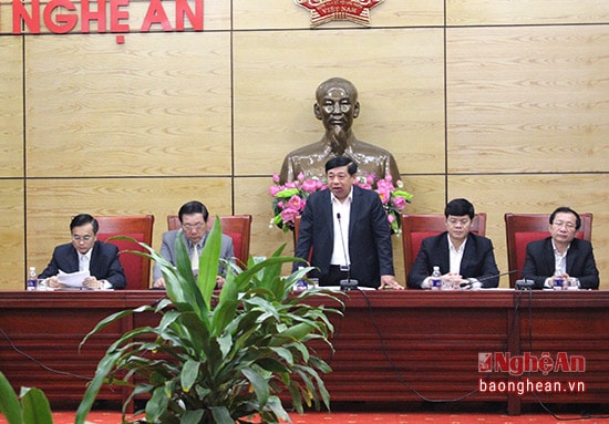 Đồng chí Nguyễn Xuân Đường - Phó Bí thư Tỉnh ủy, Chủ tịch UBND tỉnh chủ trì cuộc họp. Ảnh: Trân Châu.
