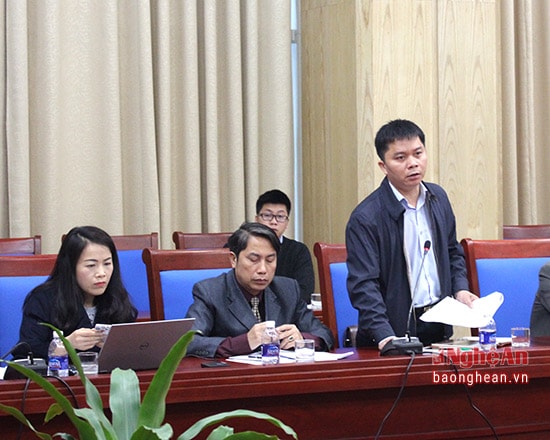 Ông Nguyễn Văn Nam - Phó Giám đốc Trung tâm xúc tiến đầu tư tỉnh báo cáo các công tác chuẩn bị cho hội nghị. Đến nay, mọi công việc đang được tiến hành. Ảnh: Trân Châu.