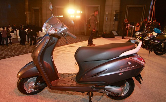 Activa 125cc 2017 sẽ được nâng động cơ và trang bị đèn pha tự động AHO