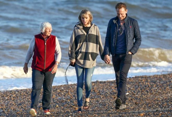 Taylor Swift gặp gỡ mẹ Tom Hiddleston tại Anh. Ảnh: ET