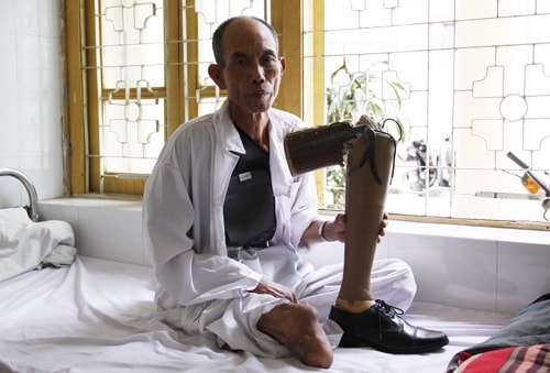 hai-cha-con-danh-thuong-binh-sau-va-cham-giao-thong-bi-khoi-to