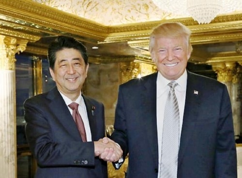 Thủ tướng Nhật Shinzo Abe và Tổng thống Mỹ Donald Trump trong cuộc gặp tại New York hồi tháng 11. Ảnh: Nikkei