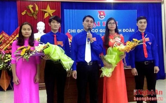 Ban Chấp hành mới ra mắt Đại hội.