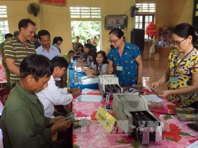 Người dân thôn Vịnh Mốc, xã Vĩnh Thạch, huyện Vinh Linh, tỉnh Quảng Trị làm thủ tục nhận tiền đền bù sự cố môi trường biển. (Ảnh: TTXVN)