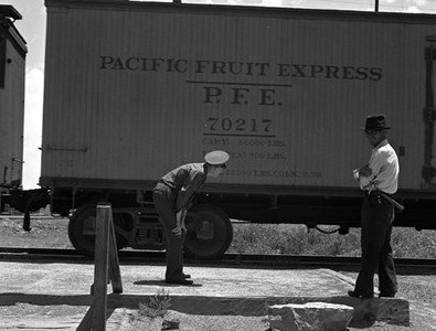 Các quan chức kiểm tra một chuyến tàu chở hàng từ Mexico vào Mỹ ở El Paso hồi tháng 6/1938. Ảnh WP