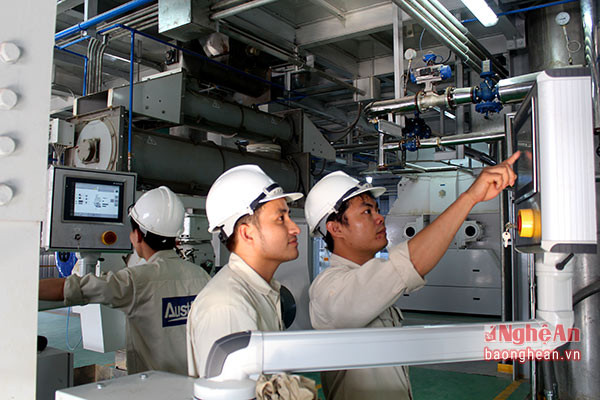 Công nhân nhà máy Austfeed ở Khu Công nghiệp Nam Cấm (thuộc KKT Đông Nam) đang vận hành máy sản xuất thức ăn gia súc. Ảnh Nguyên Sơn