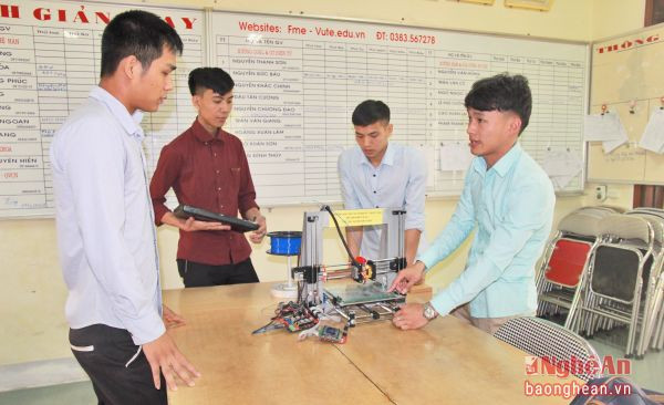 Sinh viên Trường Đại học Sư phạm Kỹ thuật Vinh với công trình máy in 3D.Ảnh: M.H