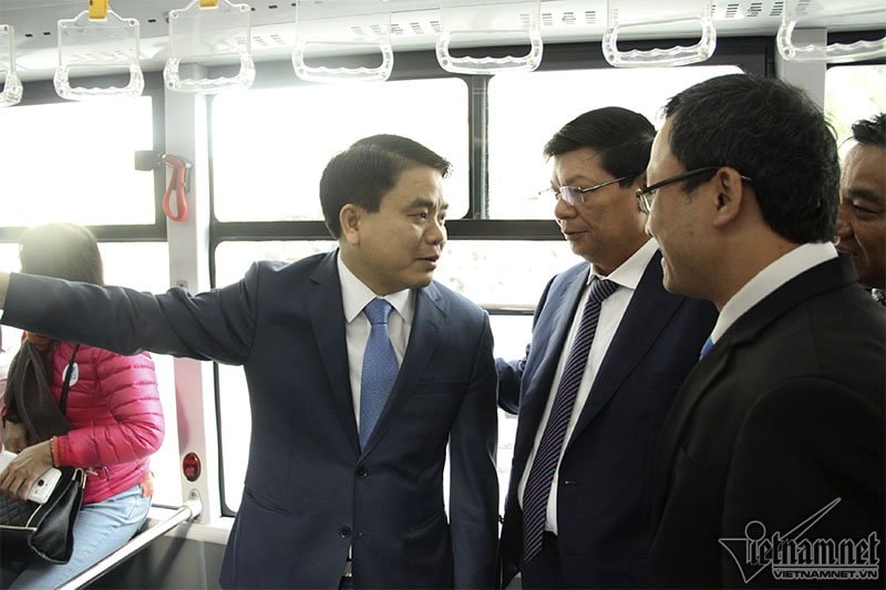 Ông Nguyễn Đức Chung trải nghiệm chuyến buýt nhanh đầu tiên của Hà Nội. Ảnh VNN.