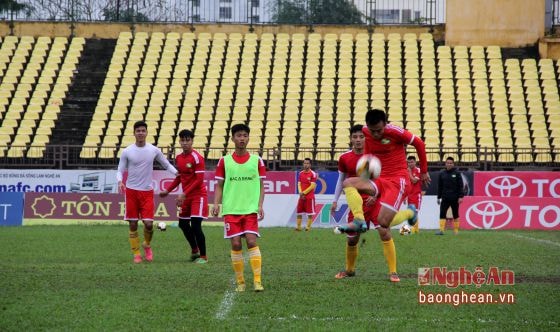 Hàng phòng ngự SLNA tập chống bóng bổng chiều ngày 9/2 để tránh những sai số không đáng có trong trận đấu tới. Ảnh: Trung Kiên