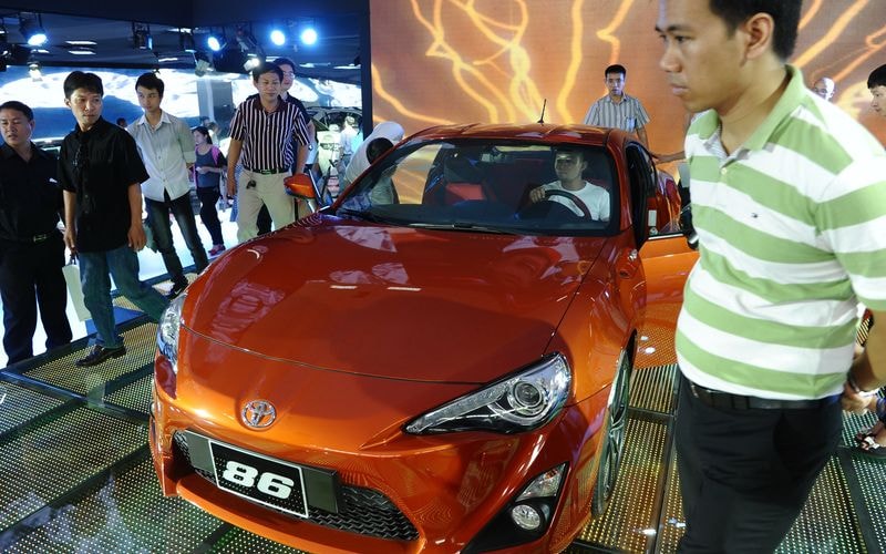 Xe nhập khẩu nguyên chiếc được cho là sẽ tràn vào Việt Nam từ năm 2018 (ảnh Bloomberg)
