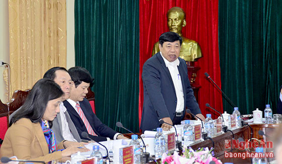 Chủ tịch UBND tỉnh Nguyễn Xuân Đường phát biểu tại cuộc làm việc. Ảnh Thành Duy.