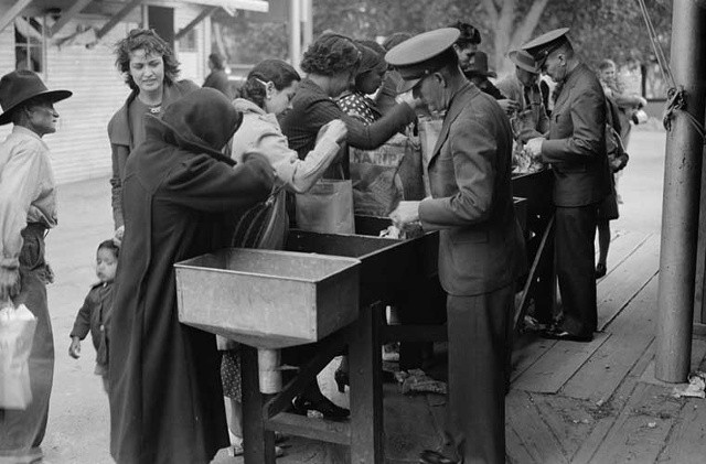 Đây là những hình ảnh chụp biên giới Mỹ-Mexico gần El Paso do nhiếp ảnh gia Dorothea Lange thực hiện cách đây 80 năm. Ảnh: Các nhân viên Bộ Nông nghiệp Mỹ đang kiểm tra các túi rau được mua từ phía Mexico tại trạm kiểm dịch ở El Paso hồi tháng 6/1937. Ảnh WP