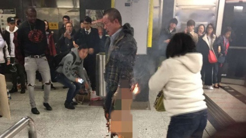 Người đàn ông bốc cháy tại ga tàu Hong Kong. Ảnh: Facebook