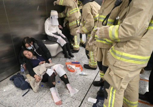 Người bị thương được cấp cứu tại ga tàu Hong Kong. Ảnh: Reuters