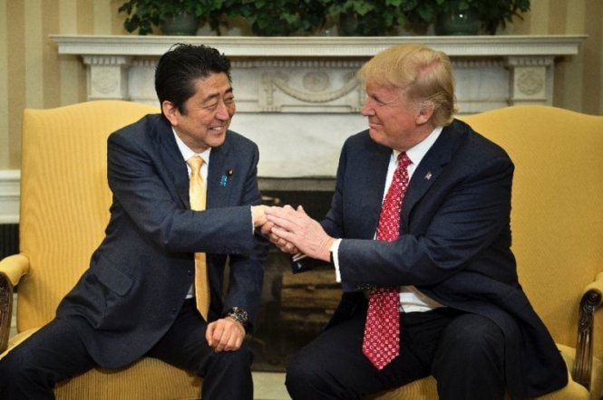 Ông Trump và ông Abe tay bắt mặt mừng ở Nhà Trắng 