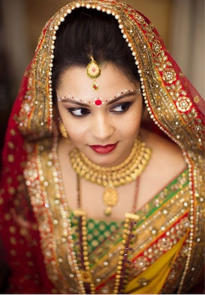 Chấm đỏ được xem như nét quyến rũ của phụ nữ Ấn Độ. Ảnh: Pinterest.