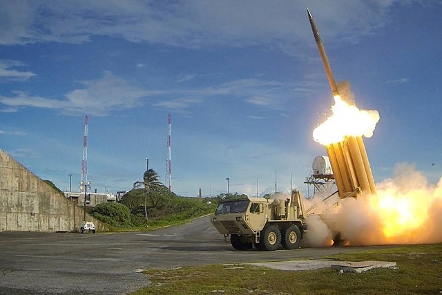 Hệ thống đánh chặn phòng thủ khi vực tầm cao giai đoạn cuối (THAAD) triển khai thử nghiệm. Ảnh: Reuters