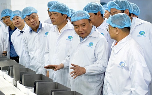 Thủ tướng Nguyễn Xuân Phúc thăm mô hình chế biến tôm xuất khẩu của Công ty CP Tập đoàn Thủy sản Minh Phú.