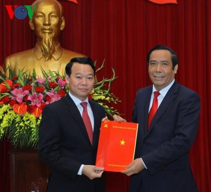 Phó Trưởng Ban Tổ chức Trung ương Nguyễn Thanh Bình trao quyết định của Ban Bí thư cho ông Đỗ Đức Duy