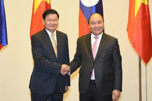 Thủ tướng Nguyễn Xuân Phúc và Thủ tướng Lào Thongloun Sisoulith. Ảnh: VGP