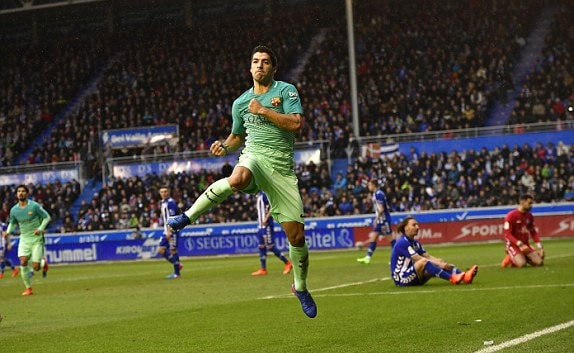 Suarez quá nhanh và sắc bén so với hàng thủ Alaves. Ảnh: Reuters