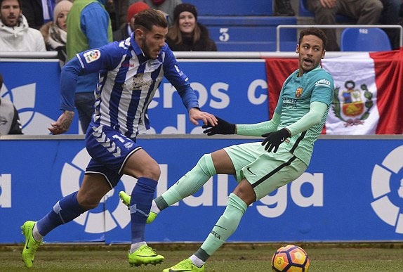 Alaves phải trả giá sau khi Theo Hernandez (áo sọc xanh trắng) bỏ lỡ cơ hội mở tỷ số. 