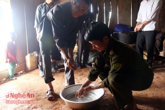 Trước khi bước vào bàn ăn chung vui, người Mông để 1 thau nước sạch giữa bàn để người tham dự 