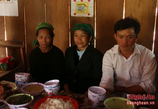 Với người Mông Nghệ An, mâm cơm liên hoan chỉ có đàn ông được tham dự, phụ nữ được phép ngồi vào đây chỉ có 2 người mẹ của vợ và chồng. 